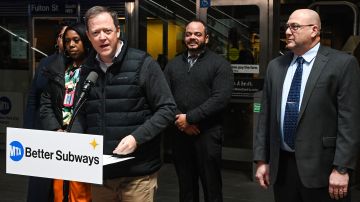 El presidente de la MTA New York City Transit, Richard Davey, durante el anuncio.