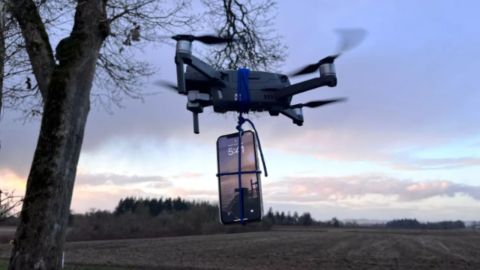 Así fue como el conductor "mandó" su teléfono amarrado a un dron.