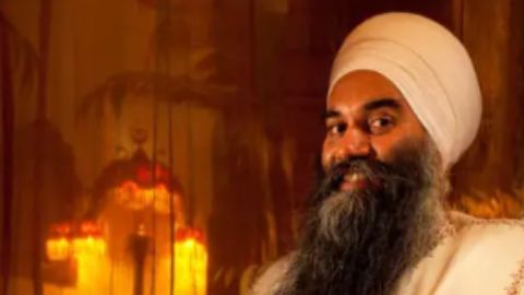 En la imagen aparece Sarwan Singh tras romper su propio récord de la barba más larga del mundo.