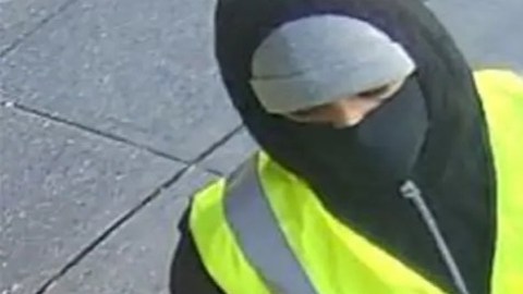 La policía de Nueva York está buscando a dos sujetos de entre 20 y 30 años de contextura mediana.
