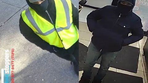 La policía de Nueva York está buscando a dos sujetos de entre 20 y 30 años de contextura mediana.