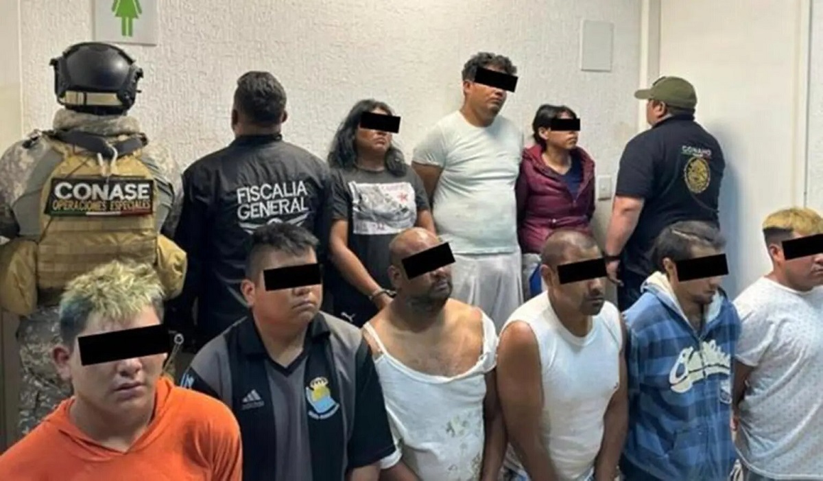 "El Chapito" siendo detenido junto a ocho adultos.