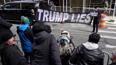 Ahora se espera que Trump se presente para que le lean los cargos en su contra.