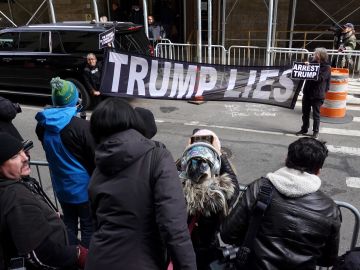 Ahora se espera que Trump se presente para que le lean los cargos en su contra.