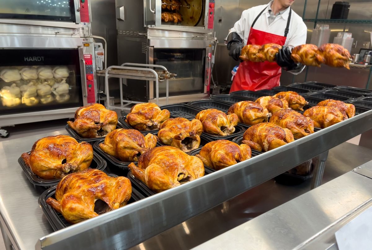 Como medidas de seguridad alimentaria, el pollo debe cocinarse y mantenerse a temperaturas seguras.