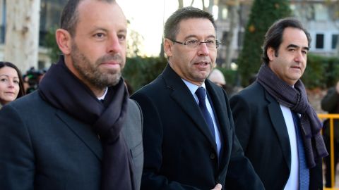 Sandro Rosell (I) junto a Josep María Bartomeu (M) saliendo del juzgado de Barcelona.