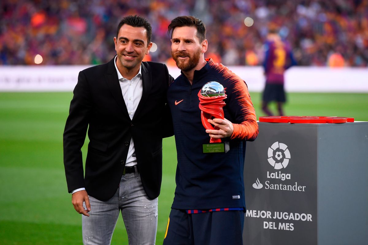 Xavi Hernández (I) junto a Leo Messi (D) en un acto de LaLiga.