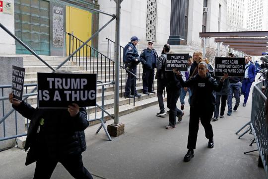 Seguidora de Trump sacó un cuchillo para amenazar a madre y niños en protesta afuera de la corte en Nueva York