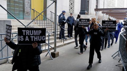 Protesta anti Trump afuera de la corte NYC, 27 de marzo 2023.