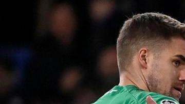 Jugadores del Borussia Dortmund reclaman al árbitro luego de repetir el penal para Chelsea.
