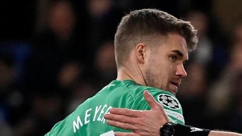 Jugadores del Borussia Dortmund reclaman al árbitro luego de repetir el penal para Chelsea.