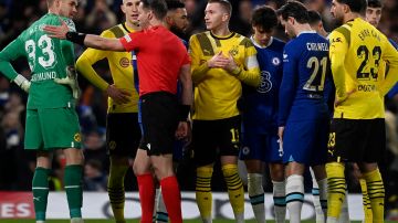 Jugadores del Borussia Dortmund reclaman al árbitro luego de repetir el penal para Chelsea.