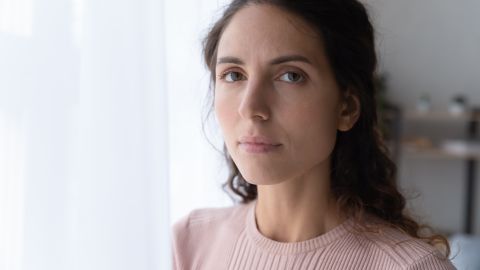mujer-cara-inexpresiva-trabajo