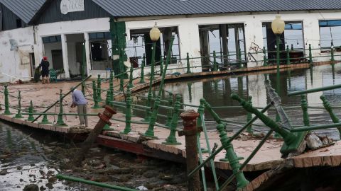 Un hombre camina sobre el muelle en Puerto Bolívar, que fue afectado por el terremoto de magnitud 6.5 en la ciudad de Machala, Ecuador.