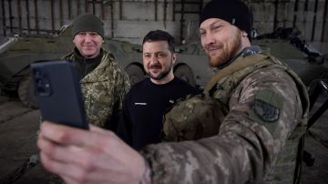 Bakhmut (Ukraine), 22/03/2023.- A handout photo made available by the Ukrainian Presidential Press Service shows Ukrainian President Volodymyr Zelensky (C) posing for a photo with servicemen as he visits the advanced positions of the Ukrainian military in the Bakhmut direction, during a working trip to the Donetsk region, at an undisclosed location in Ukraine, 22 March 2023, amid the Russian invasion of the country. Russian troops entered Ukrainian territory on 24 February 2022, starting a conflict that has provoked destruction and a humanitarian crisis. (Rusia, Ucrania) EFE/EPA/PRESIDENTIAL PRESS SERVICE HANDOUT HANDOUT EDITORIAL USE ONLY/NO SALES