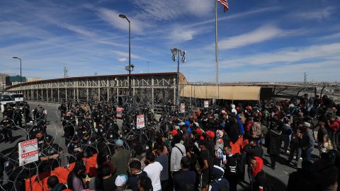 Miles de migrantes llegan a línea divisoria México-EE.UU. para exigir entrada