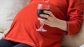 Embarazada bebiendo alcohol