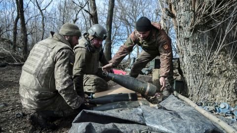 Las tropas ucranianas disparan desde sus posiciones cerca de Zaporizhzhia.