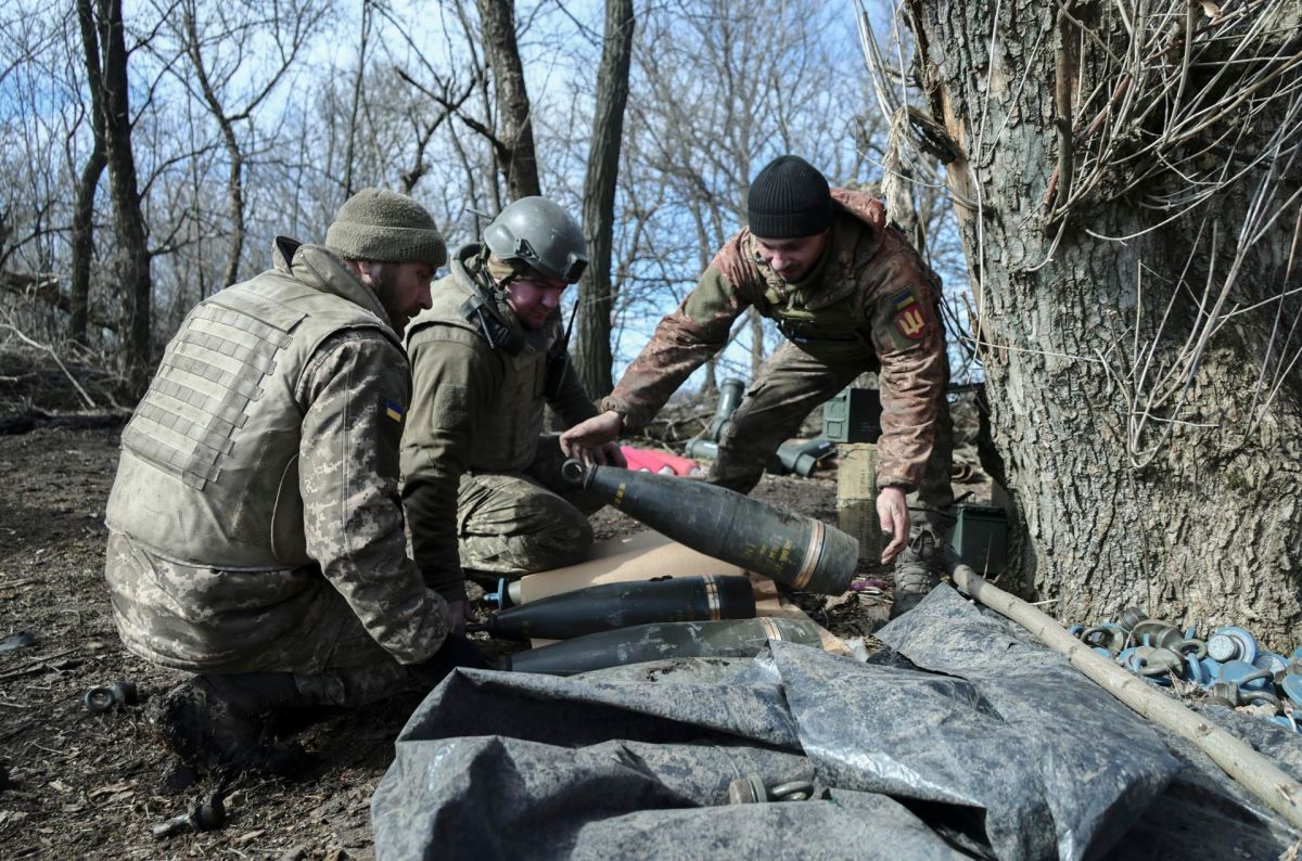Las tropas ucranianas disparan desde sus posiciones cerca de Zaporizhzhia.