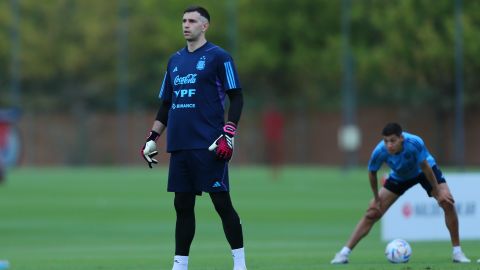 Dibu Martínez en los entrenamientos previos al partido contra Panamá el 24 de abril