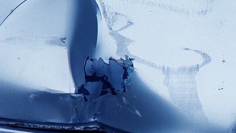 La camioneta se estrelló en la cafetería donde grababan su podcast.