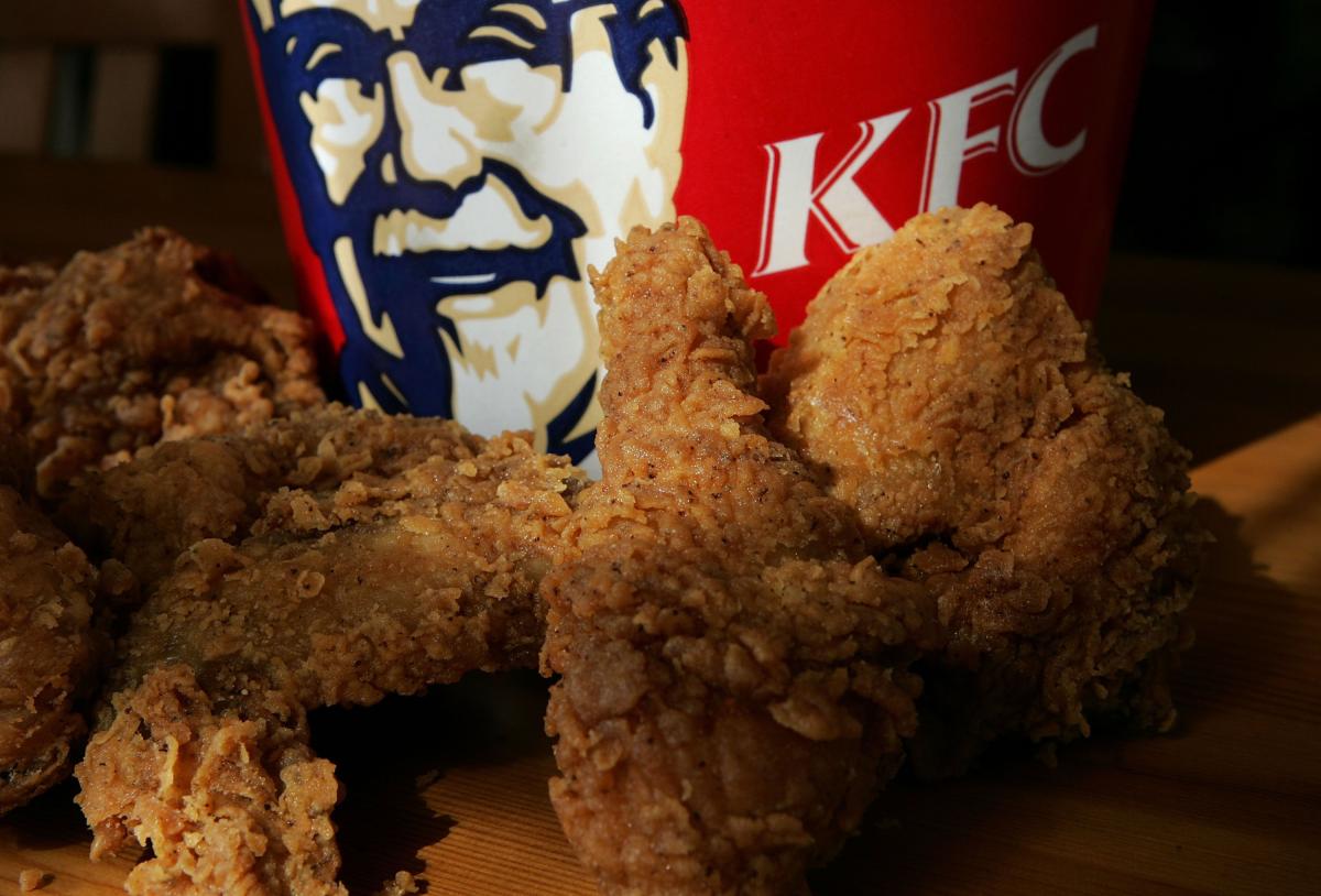 KFC desmiente rumor que dice que puedes obtener pollo gratis al llevar una  cubeta vacía - El Diario NY