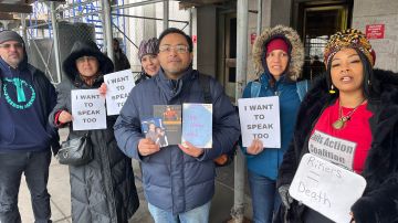 Manifestantes exigen a la Junta de Correcionales de NYC mejoras a las condiciones de los reclusos