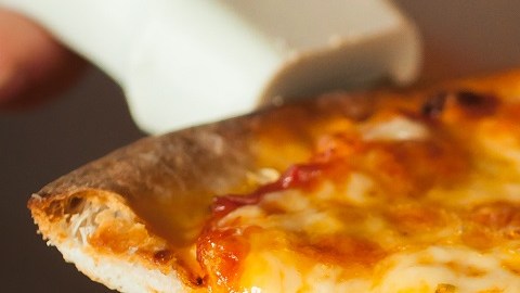 Rebanada de pizza de queso