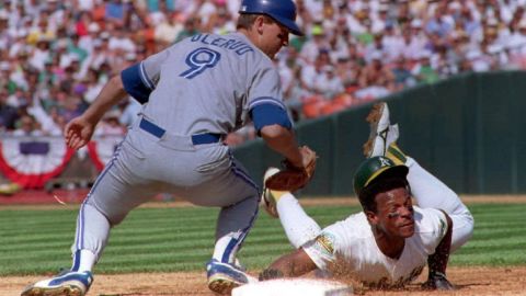 Rickey Henderson robando una base.