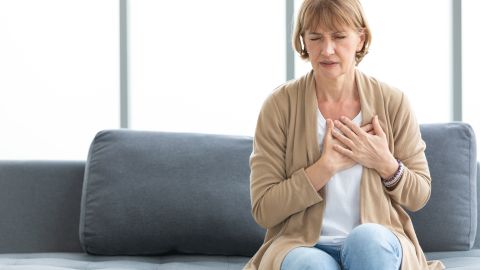 Mujer ataque cardíaco
