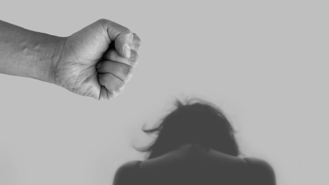 Una mujer golpea violentamente a su supuesta hija en Nuevo León.