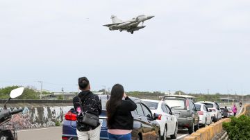 Reaction in Taiwan as China holds military drills around island