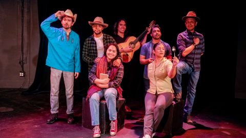 La pieza teatral destaca el folclore latinoamericano y cuenta con un elenco completamente latino.