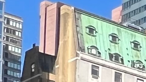 Inmigrantes nuevos, albergados en el Hotel Row, denunciaron la confiscación de sus motos por no tener licencias y estacionar en espacios prohibidos