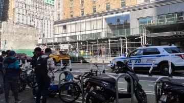 Inmigrantes nuevos, albergados en el Hotel Row, denunciaron la confiscación de sus motos por no tener licencias y estacionar en espacios prohibidos