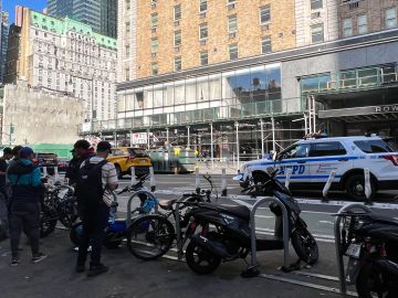 Inmigrantes nuevos, albergados en el Hotel Row, denunciaron la confiscación de sus motos por no tener licencias y estacionar en espacios prohibidos