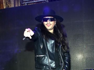 Rey Grupero realizó un show durante una emisión especial de 'La Mesa Caliente'.