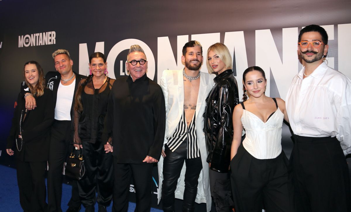 El cantante Ricardo Montaner acompañado de sus familiares.