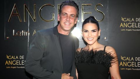 El cantante Carlos Ponce y su esposa Karina Banda son los conductores de 'Enamorándonos, La Isla'.