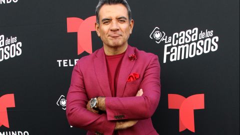 Héctor Sandarti presenta el reality "La Casa de los Famosos".