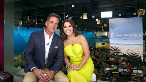 La conductora Karina Banda y Carlos Ponce están contentos porque falta poco para el estreno de 'Enamorándonos, La Isla'.