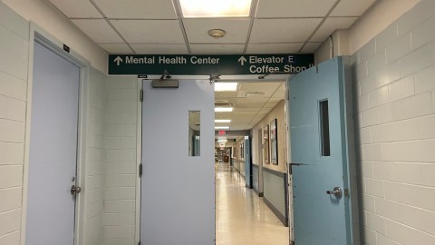 Miles de latinos batallan para conseguir tratamiento de salud mental