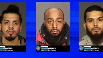 Tres sospechosos buscados por NYPD.