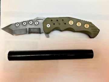 Armas incautadas a un evasor en el Metro de NYC.