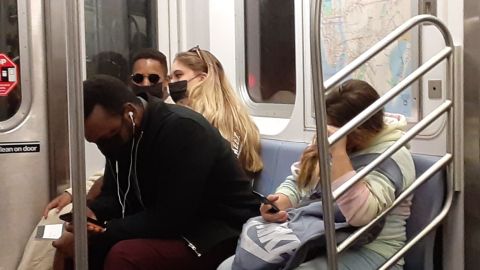 Neoyorquinos en el Metro.