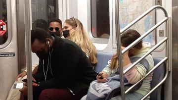 Neoyorquinos en el Metro.