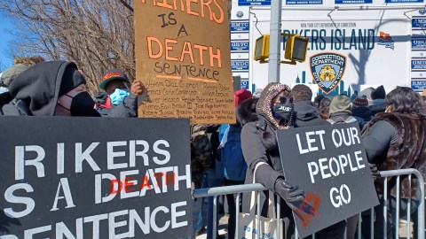 Una comisión de legisladores inspeccionó la cárcel de Queens y describieron pocos cambios en las condiciones de los internos.