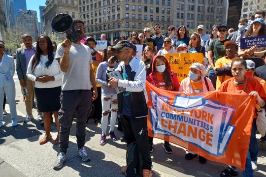 Activistas y sobrevivientes de prisiones de NY protestan ante eventuales cambios en la Ley de Fianzas