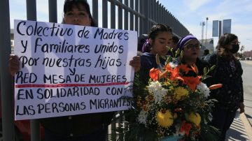 Un grupo de migrantes y familiares de personas fallecidas por un incendio en un albergue protestan, frente al Instituto Nacional de Migración.