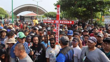 Migrantes se reúnen en una plaza pública del municipio de Huehuetán en el estado de Chiapas (México).